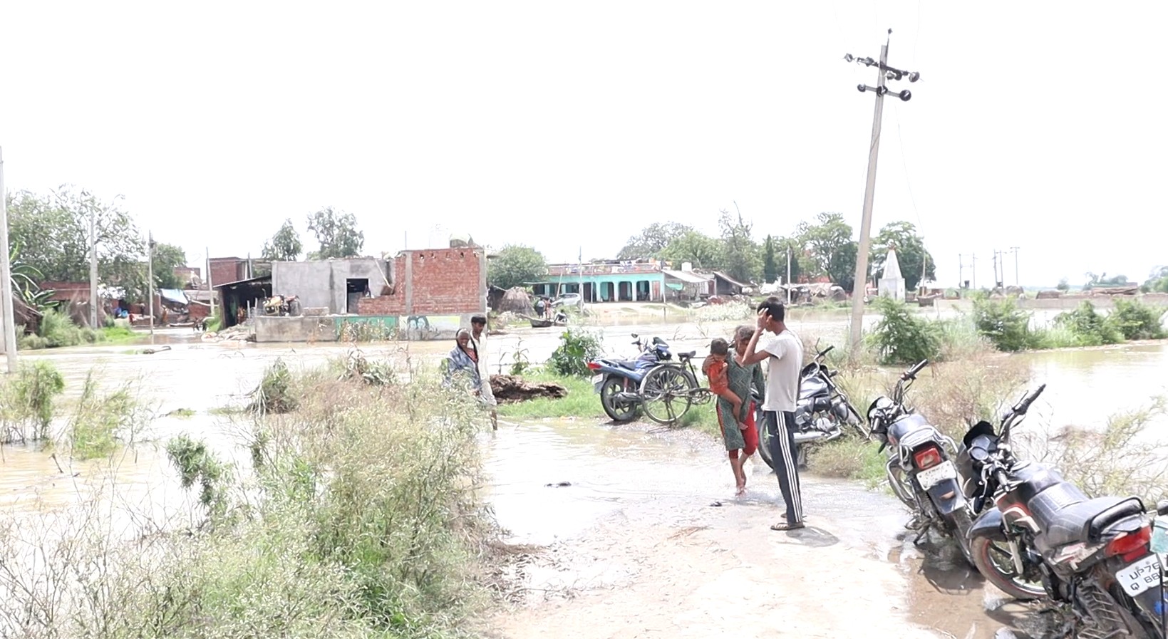 अमृतपुर में बारिश से किसानों को राहत, जलभराव और कीचड़ ने बढ़ाई राहगीरों की परेशानी