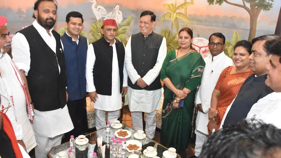 अखिलेश यादव के साथ दिखे योगी सरकार के मंत्री राकेश सचान, सियासी चर्चाएं तेज