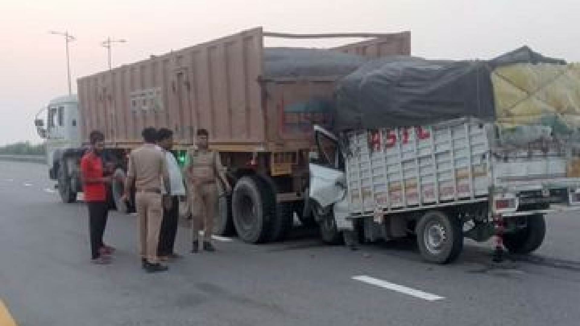 सुल्तानपुर में पूर्वांचल एक्सप्रेसवे पर बड़ा हादसा, 4 की मौत