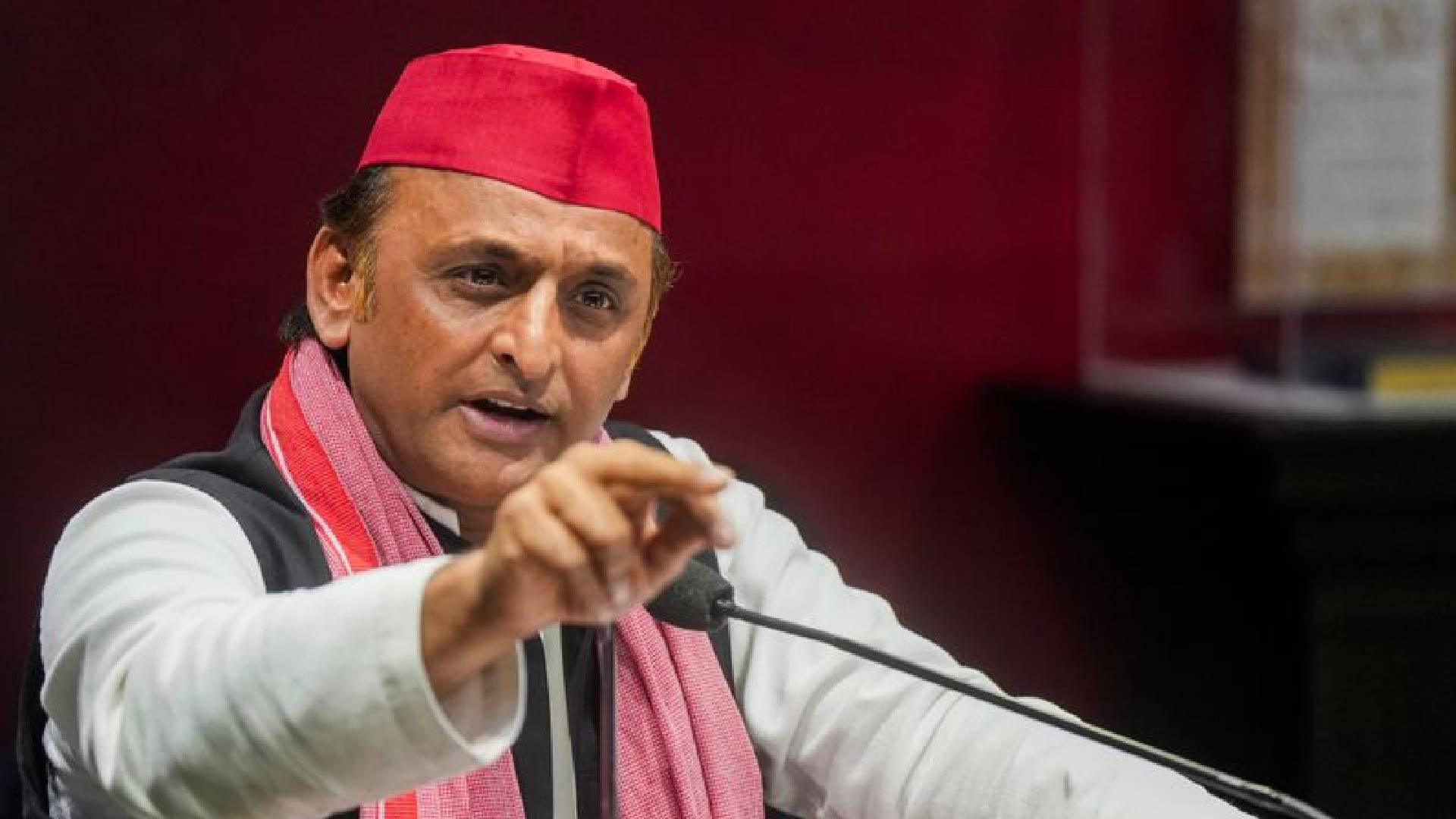 INDIA ब्लॉक के प्रदर्शन में अखिलेश यादव और अभिषेक बनर्जी हिरासत में