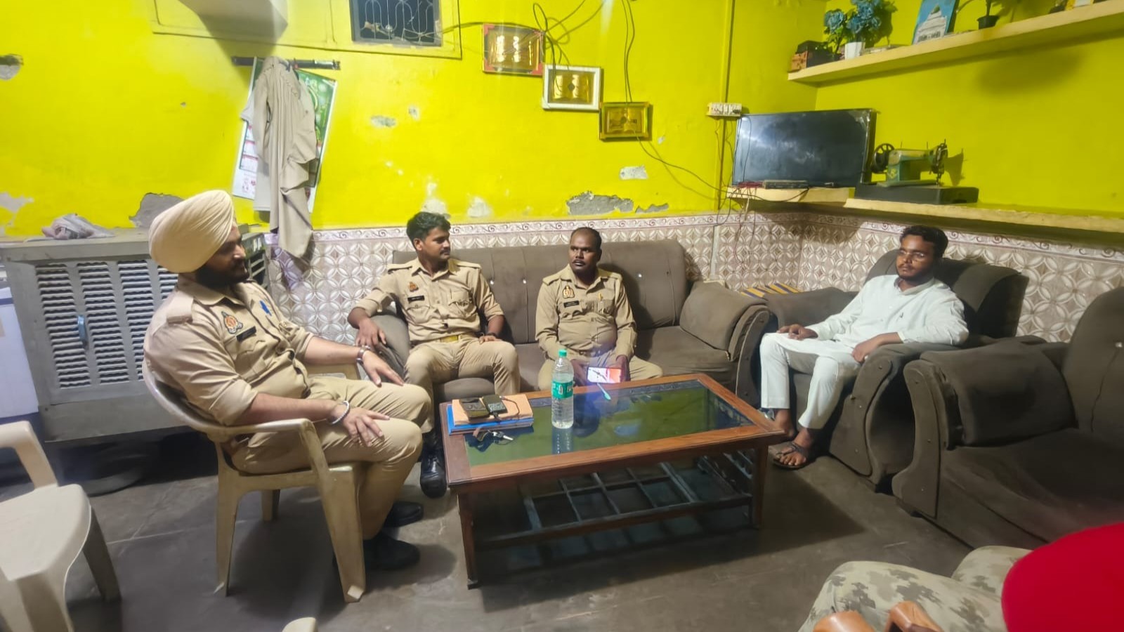 फर्रुखाबाद: थाने से रिहाई के बाद भी शहेजान मंसूरी के घर पर पुलिस तैनात, हाउस अरेस्ट से इनकार; कार्रवाई पर उठे सवाल
