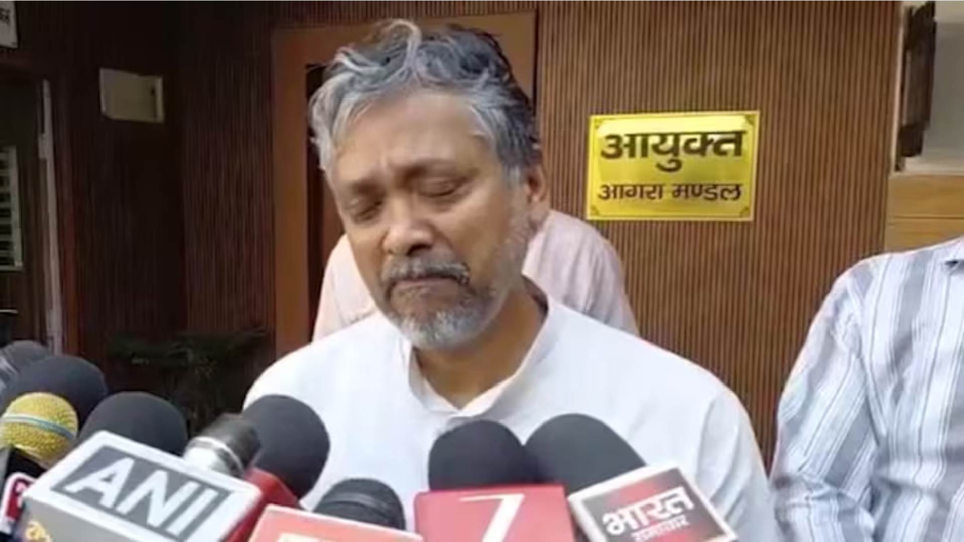 MLC चुनाव में सपा प्रत्याशी आकाश अग्रवाल का छलका दर्द, धर्म परिवर्तन करने की कही बात