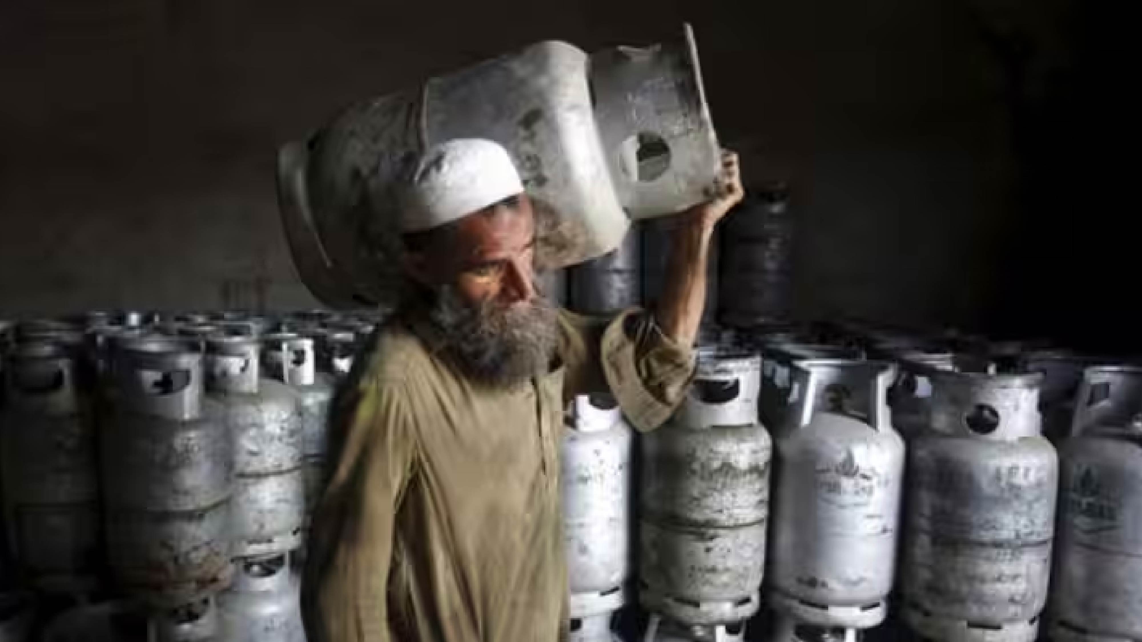 पाकिस्तान में LPG सिलेंडर के दाम ₹8,200 तक पहुंचे, ईरान बॉर्डर बंद होने से गैस संकट गहराया